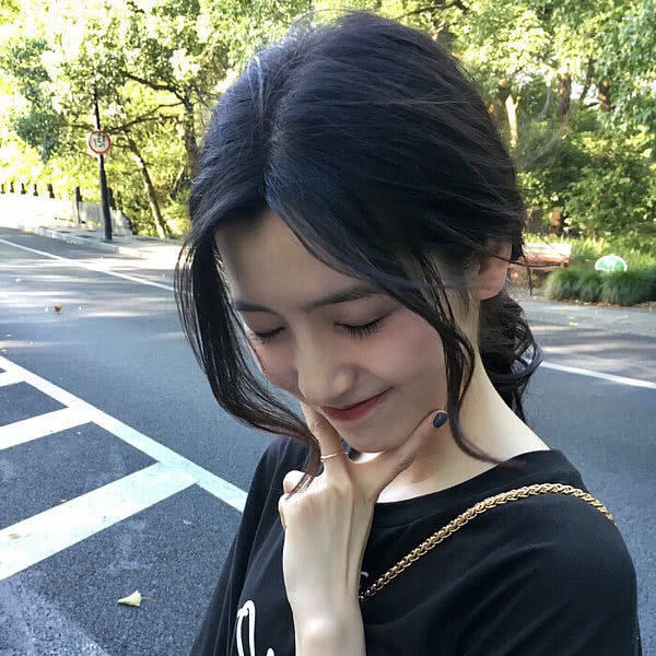 最新美女图片头像女生，展现个性魅力，打造独特风格！