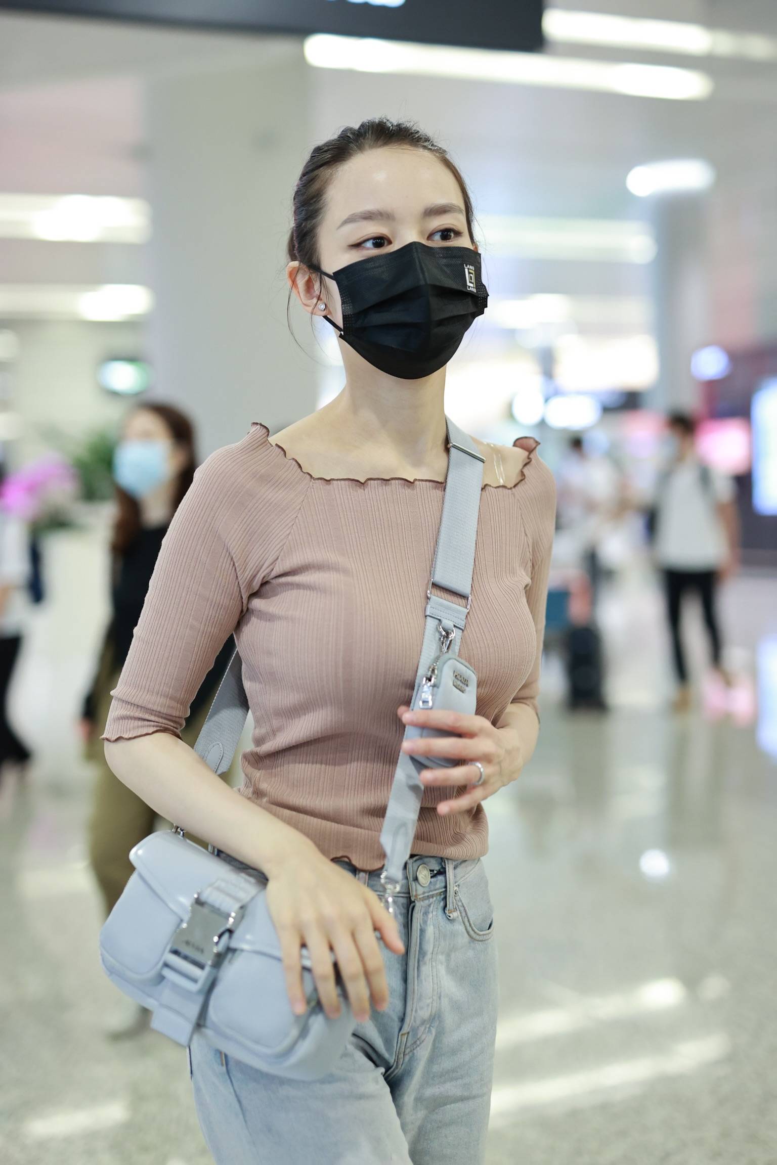 吉娜拥抱自然之旅，寻找内心的宁静胜地
